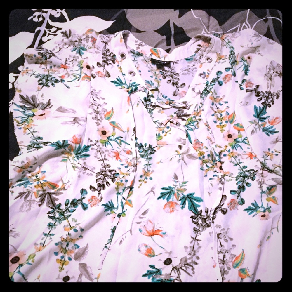 A.n.a Floral Top. Size: XL